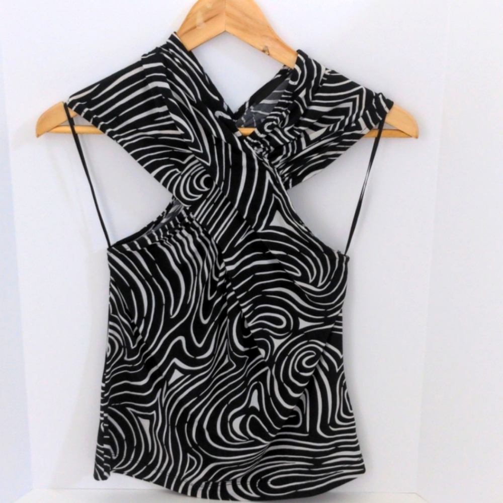 2/$11 or 3/$15 ♦️ Limited Criss-Cross Black & White Blous - Size XS
